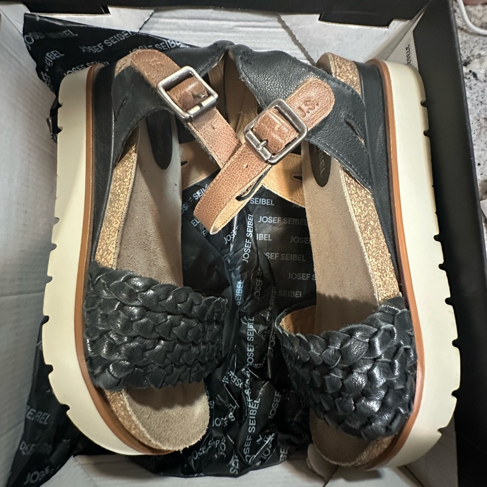 New Josef Seibel, Women’s Clea 16 Woven Leather Platform Sandal 2” Black/Tan 8 - Picture 10 of 12